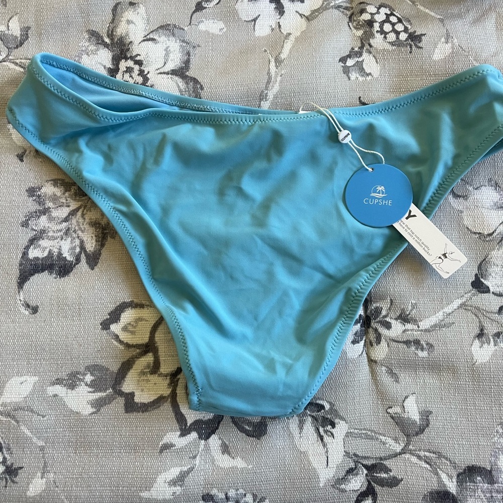 Bikini - Picture 3 of 6